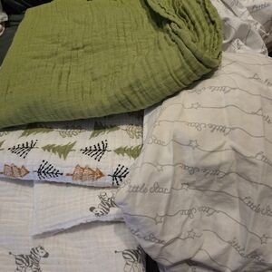 Green and White Patterned Bedding Set